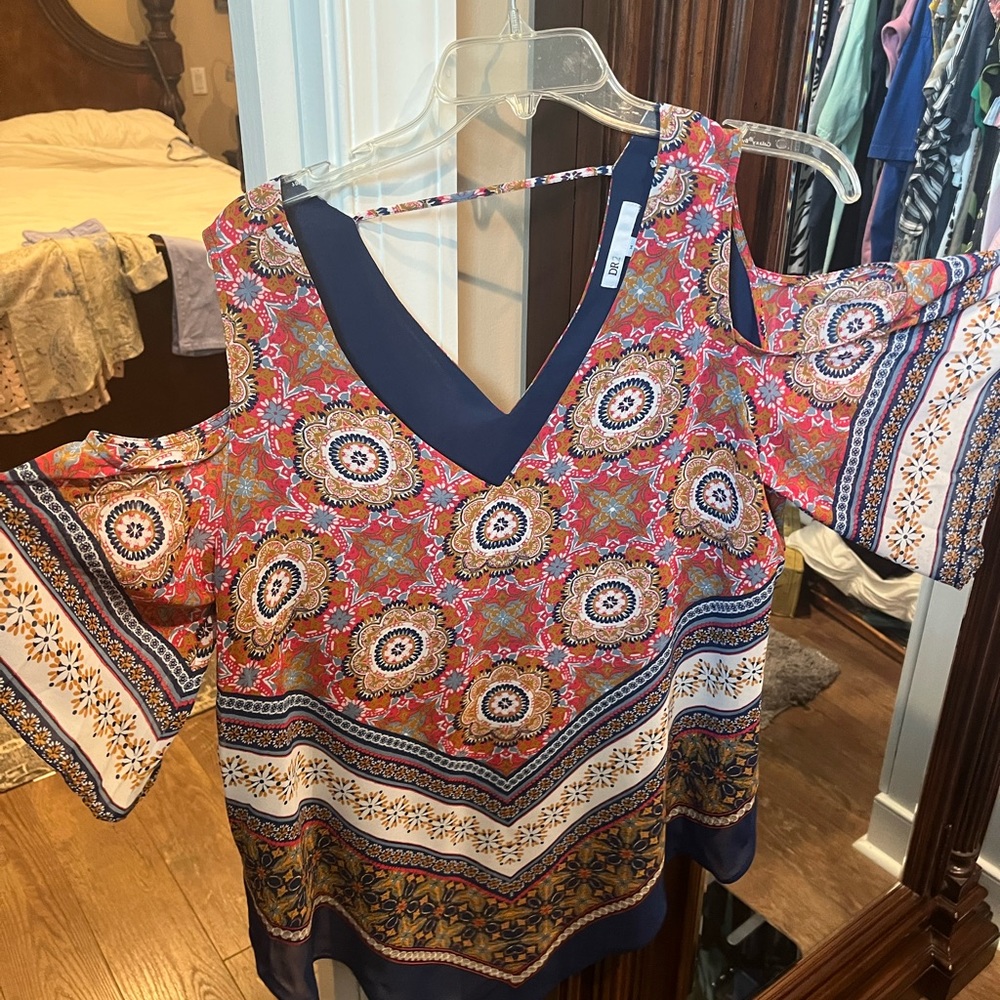Pretty shoulder free never worn